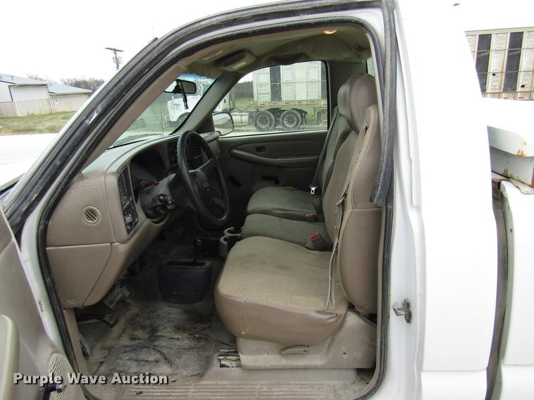 image for item DB2047 2002 GMC Sierra 2500HD pickup truck