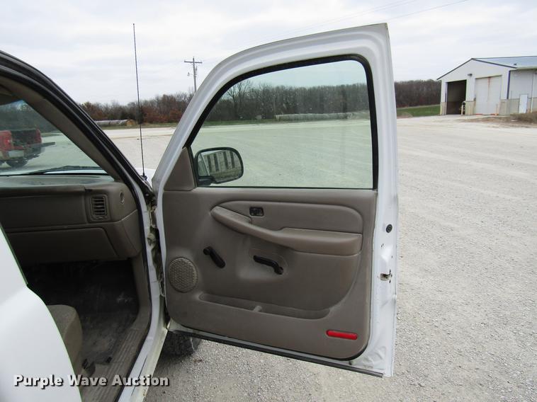 image for item DB2047 2002 GMC Sierra 2500HD pickup truck