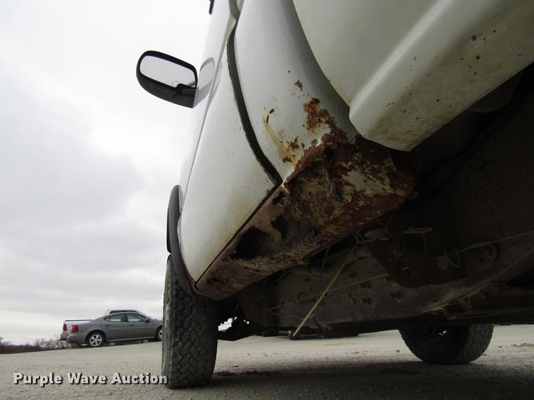 image for item DB2055 2002 GMC Sierra 2500HD pickup truck