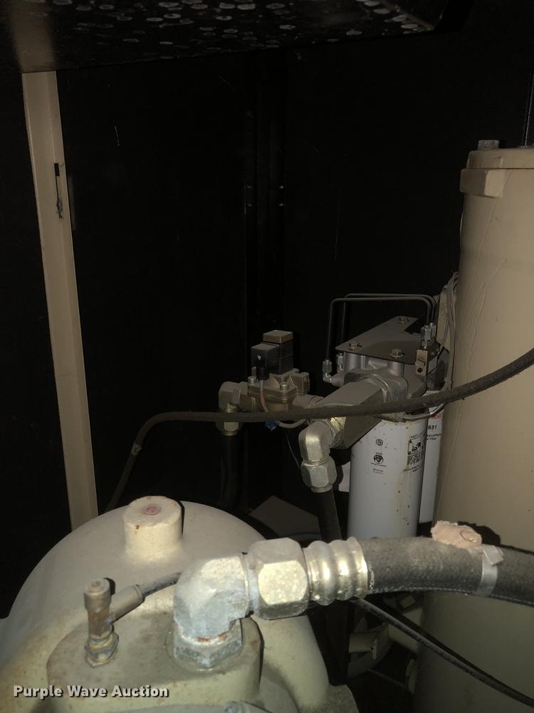 image for item DC0163 2004 Ingersoll Rand 1RN200H-25 air compressor