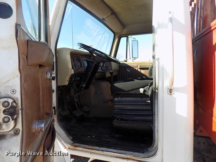 image for item DD3517 1980 International 1854 rollback truck