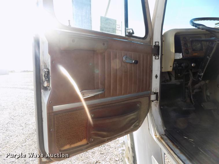 image for item DD3517 1980 International 1854 rollback truck