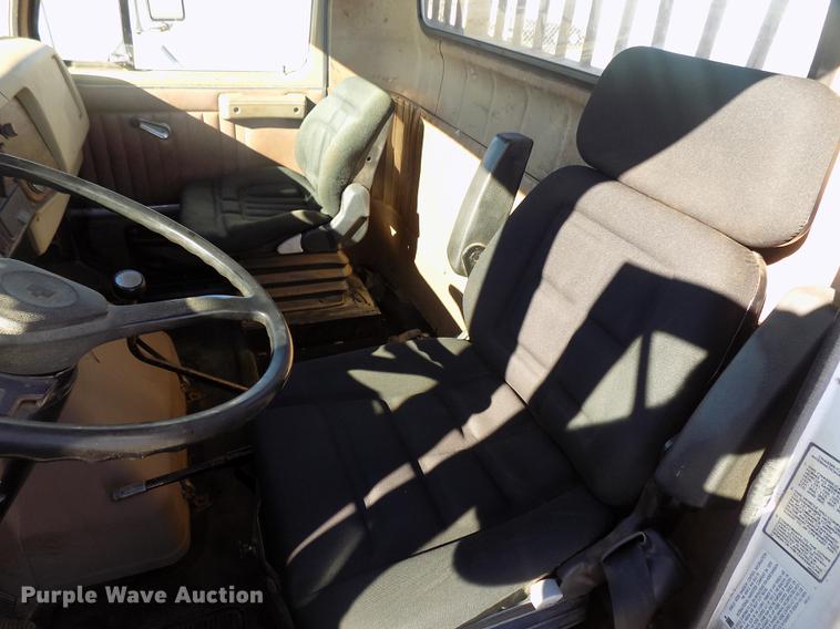 image for item DD3517 1980 International 1854 rollback truck