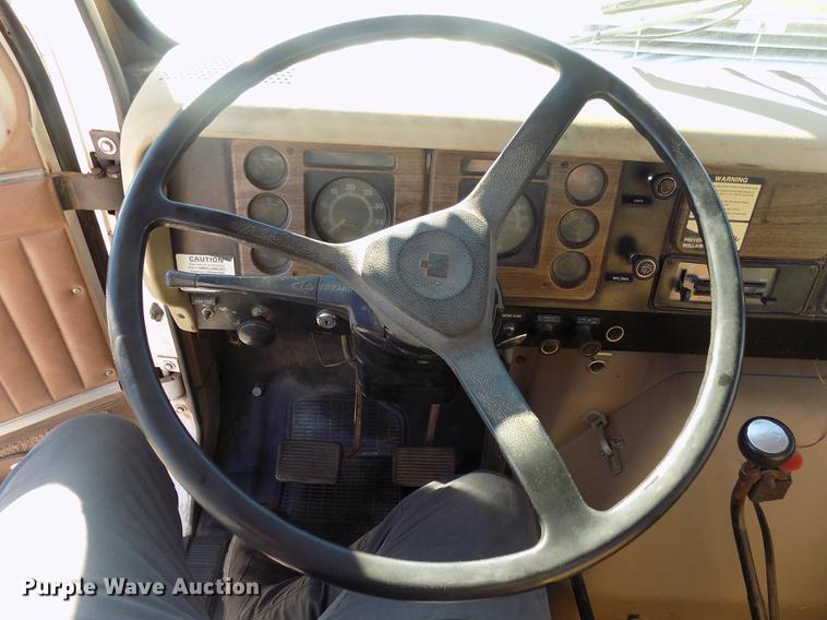 image for item DD3517 1980 International 1854 rollback truck