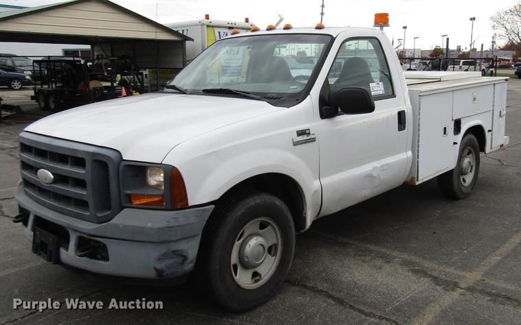 image for item DD3806 2005 Ford F250 Super Duty utility bed pickup truck