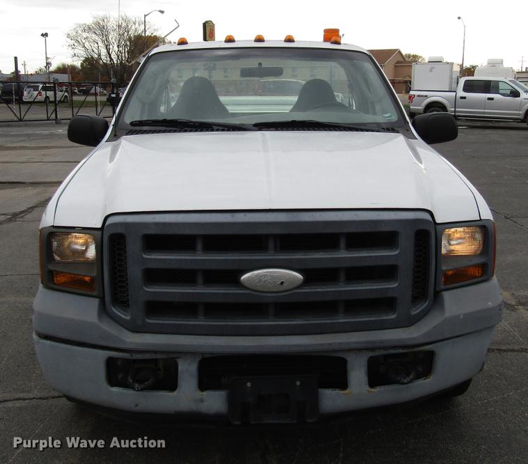 image for item DD3806 2005 Ford F250 Super Duty utility bed pickup truck
