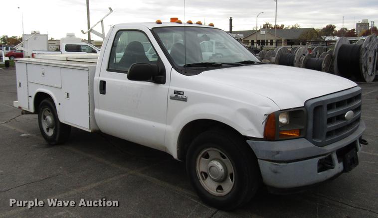 image for item DD3806 2005 Ford F250 Super Duty utility bed pickup truck