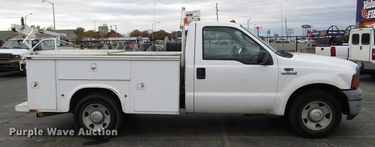 image for item DD3806 2005 Ford F250 Super Duty utility bed pickup truck