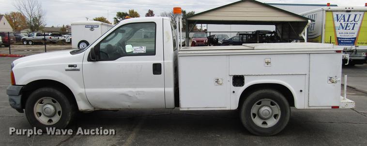 image for item DD3806 2005 Ford F250 Super Duty utility bed pickup truck