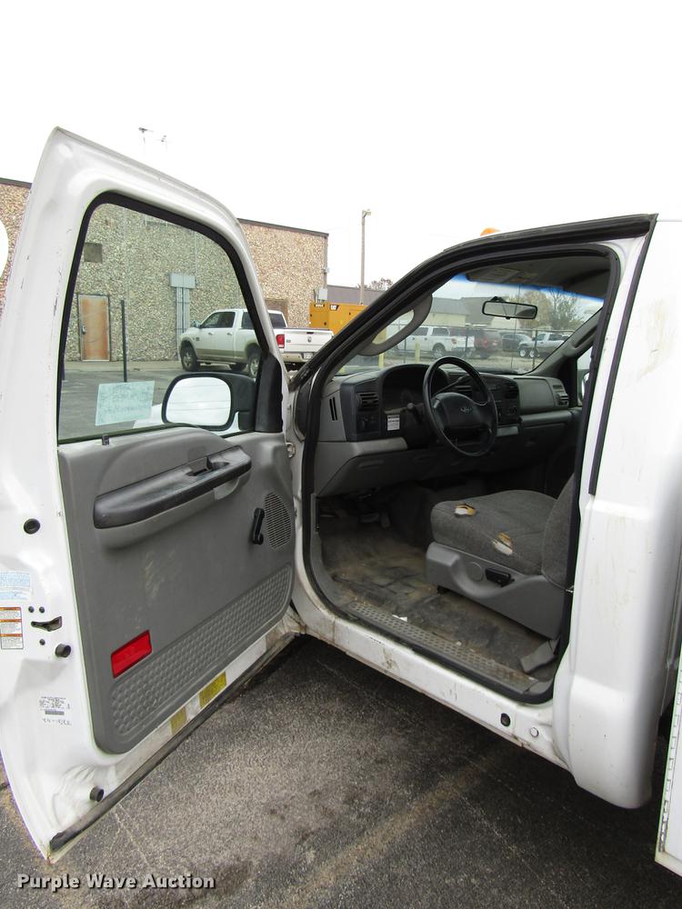 image for item DD3806 2005 Ford F250 Super Duty utility bed pickup truck