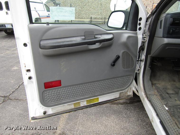 image for item DD3806 2005 Ford F250 Super Duty utility bed pickup truck