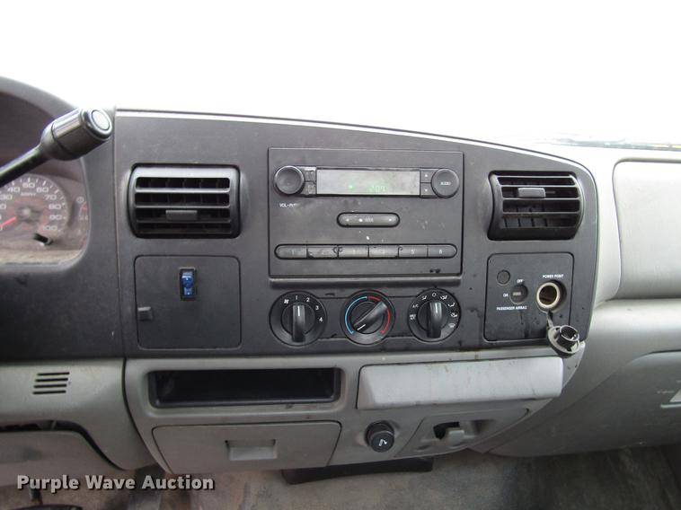 image for item DD3806 2005 Ford F250 Super Duty utility bed pickup truck