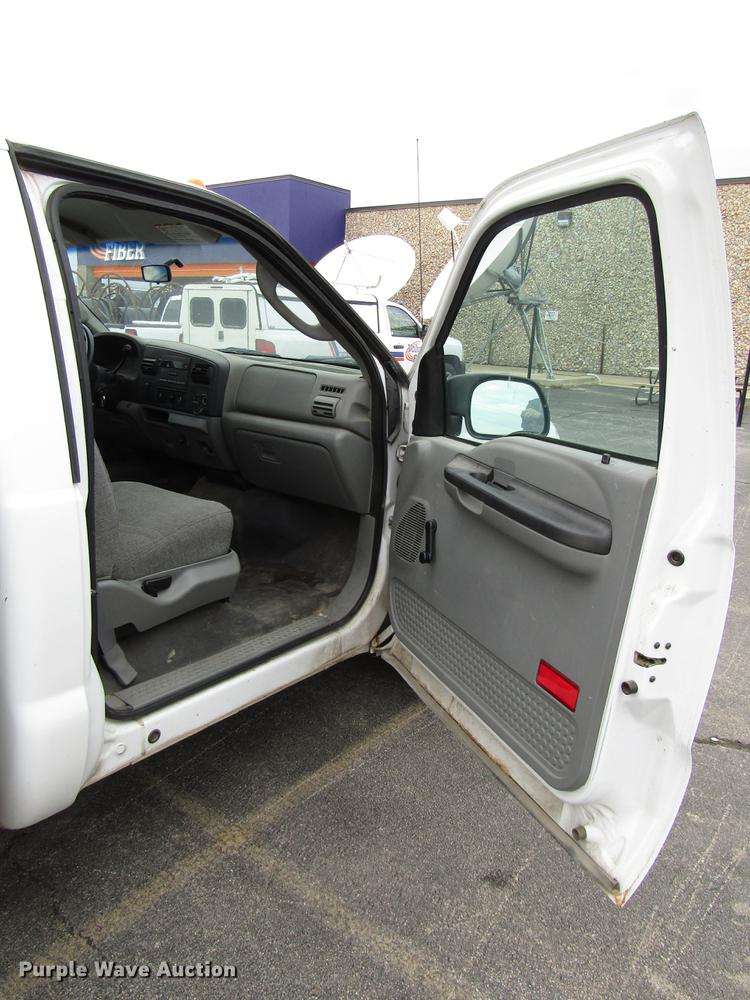 image for item DD3806 2005 Ford F250 Super Duty utility bed pickup truck