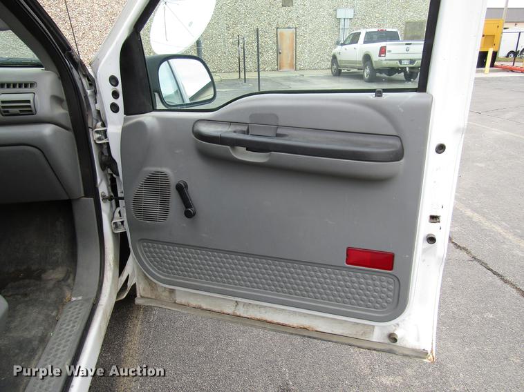 image for item DD3806 2005 Ford F250 Super Duty utility bed pickup truck