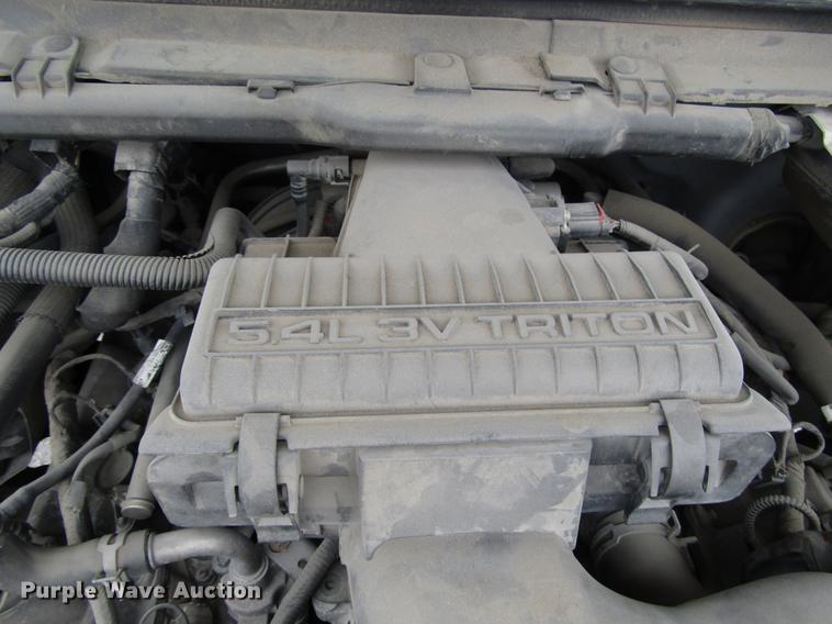 image for item DD3806 2005 Ford F250 Super Duty utility bed pickup truck