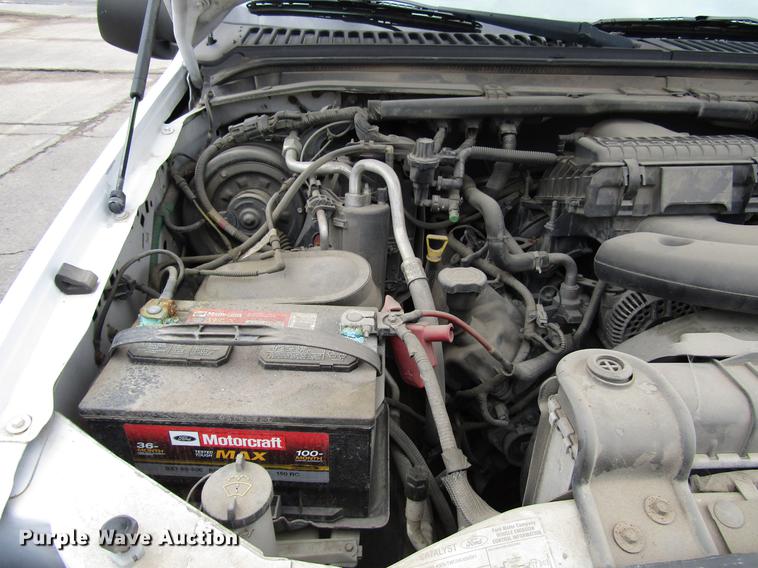 image for item DD3806 2005 Ford F250 Super Duty utility bed pickup truck