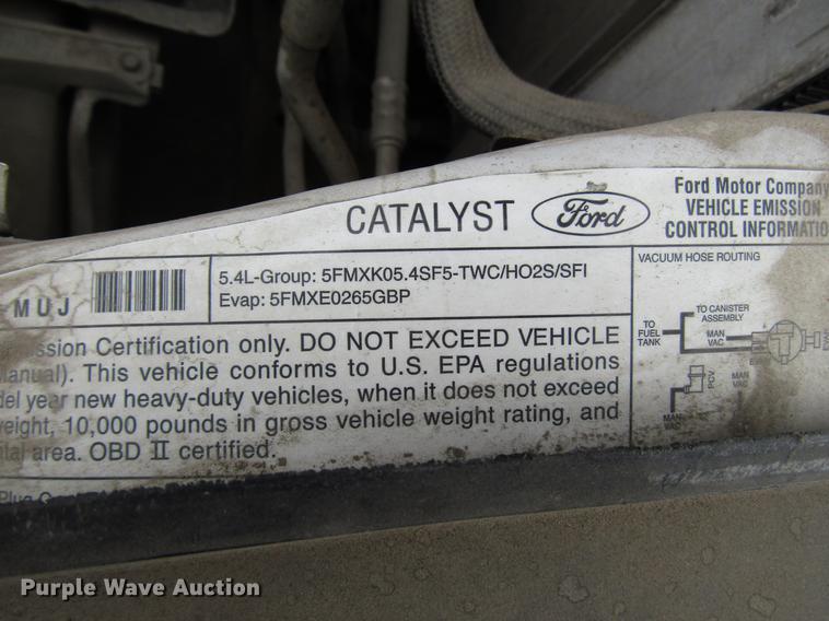 image for item DD3806 2005 Ford F250 Super Duty utility bed pickup truck