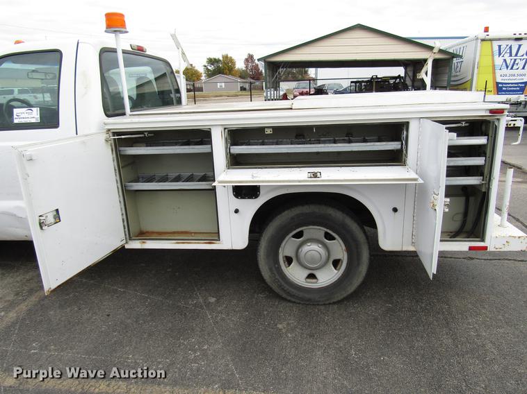 image for item DD3806 2005 Ford F250 Super Duty utility bed pickup truck