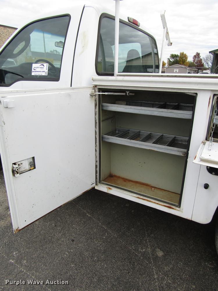 image for item DD3806 2005 Ford F250 Super Duty utility bed pickup truck
