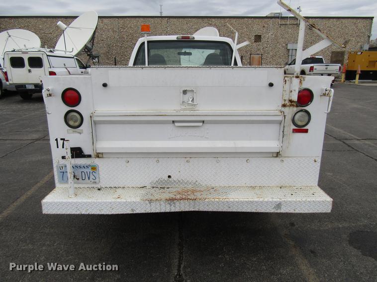 image for item DD3806 2005 Ford F250 Super Duty utility bed pickup truck