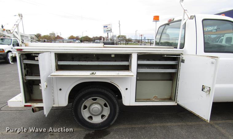 image for item DD3806 2005 Ford F250 Super Duty utility bed pickup truck