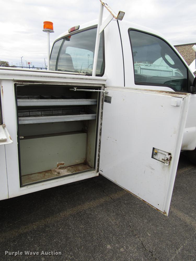 image for item DD3806 2005 Ford F250 Super Duty utility bed pickup truck