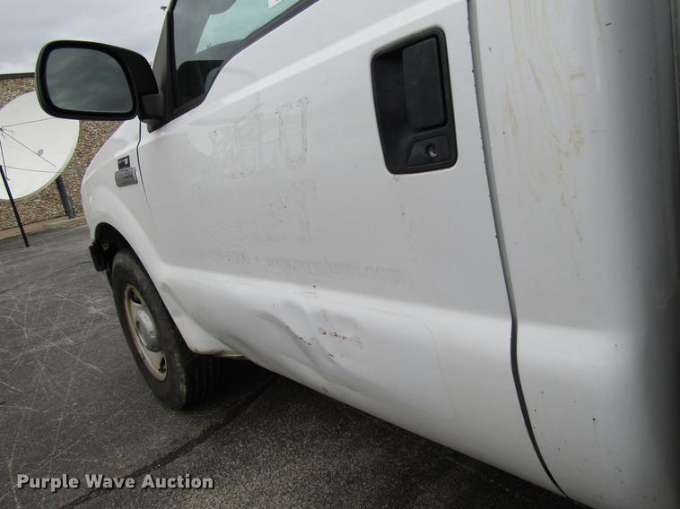 image for item DD3806 2005 Ford F250 Super Duty utility bed pickup truck