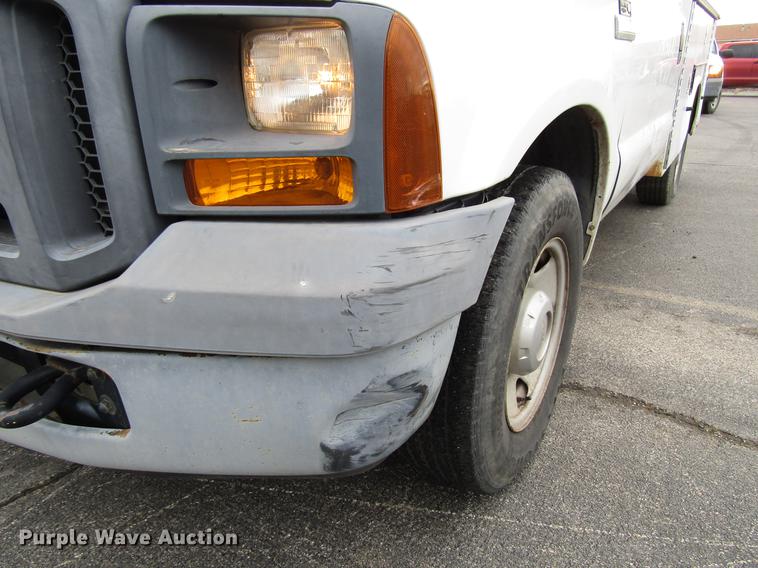 image for item DD3806 2005 Ford F250 Super Duty utility bed pickup truck