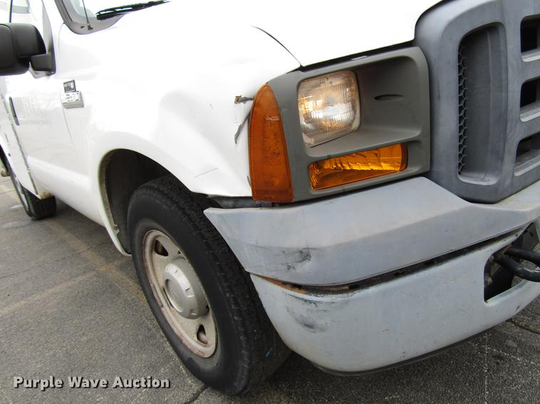 image for item DD3806 2005 Ford F250 Super Duty utility bed pickup truck