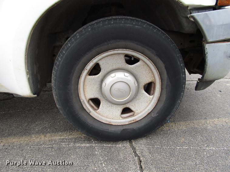 image for item DD3806 2005 Ford F250 Super Duty utility bed pickup truck