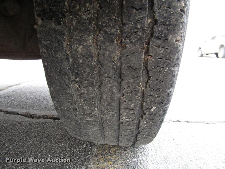 image for item DD3806 2005 Ford F250 Super Duty utility bed pickup truck