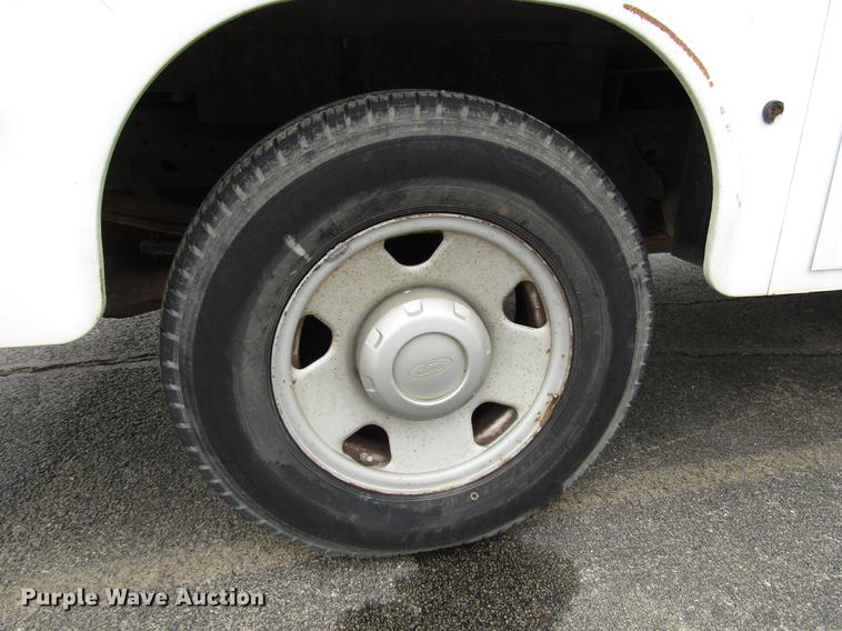 image for item DD3806 2005 Ford F250 Super Duty utility bed pickup truck