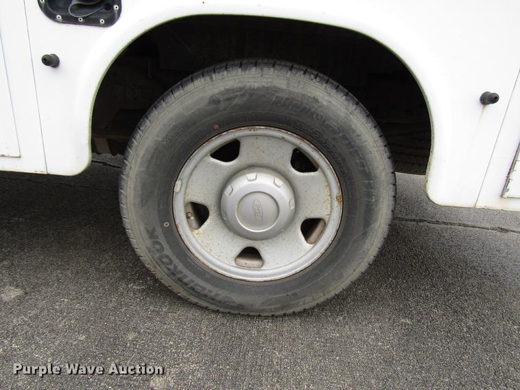 image for item DD3806 2005 Ford F250 Super Duty utility bed pickup truck