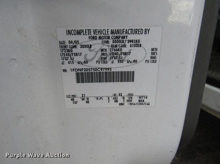 image for item DD3806 2005 Ford F250 Super Duty utility bed pickup truck