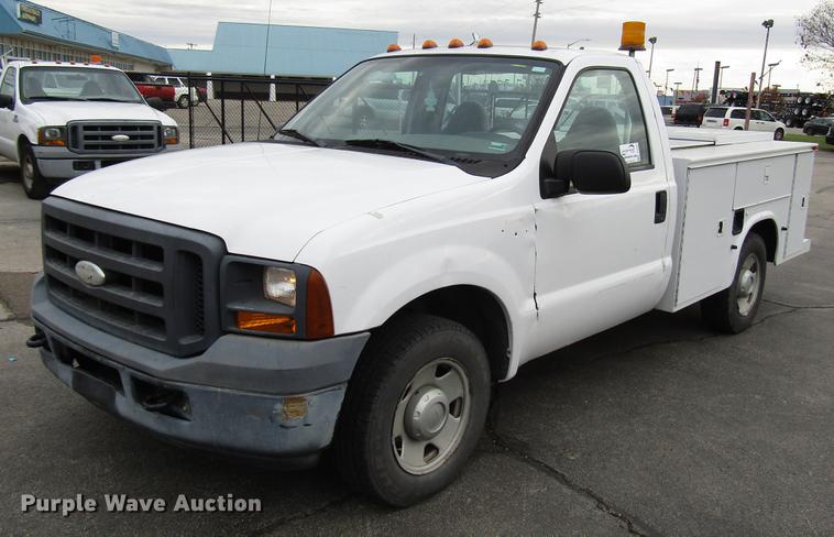 image for item DD3807 2005 Ford F250 Super Duty utility bed pickup truck