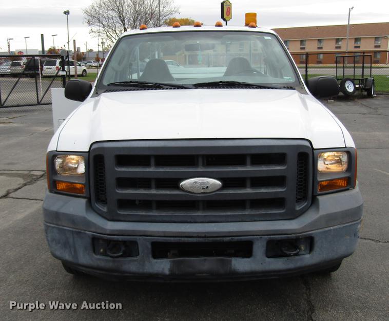 image for item DD3807 2005 Ford F250 Super Duty utility bed pickup truck