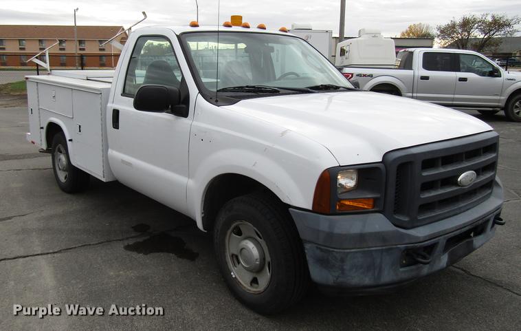 image for item DD3807 2005 Ford F250 Super Duty utility bed pickup truck