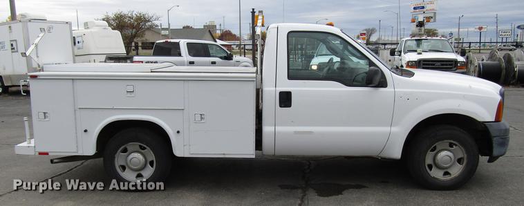 image for item DD3807 2005 Ford F250 Super Duty utility bed pickup truck