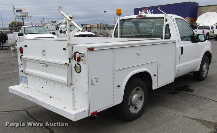 image for item DD3807 2005 Ford F250 Super Duty utility bed pickup truck