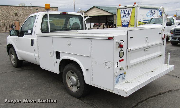 image for item DD3807 2005 Ford F250 Super Duty utility bed pickup truck