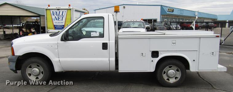 image for item DD3807 2005 Ford F250 Super Duty utility bed pickup truck