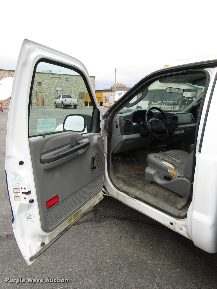 image for item DD3807 2005 Ford F250 Super Duty utility bed pickup truck