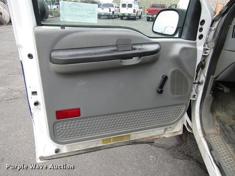 image for item DD3807 2005 Ford F250 Super Duty utility bed pickup truck