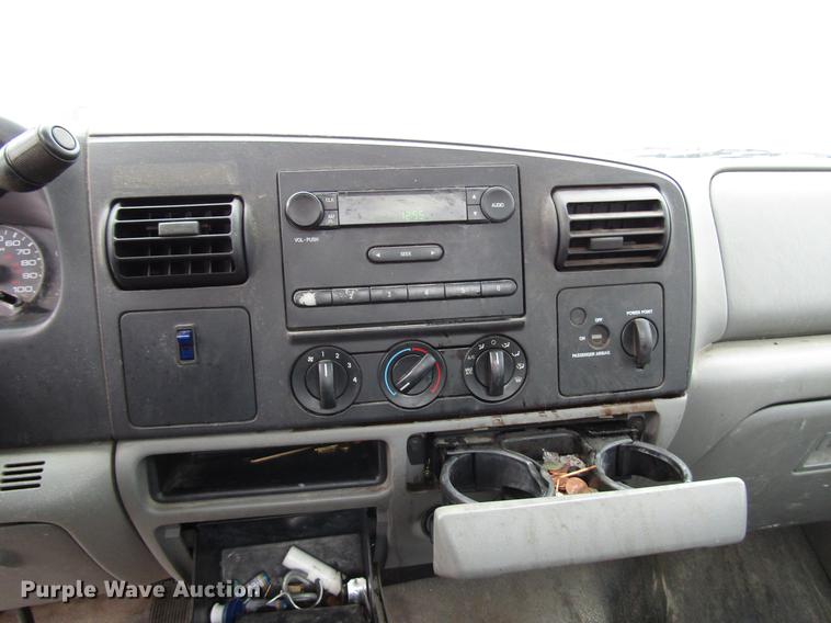 image for item DD3807 2005 Ford F250 Super Duty utility bed pickup truck