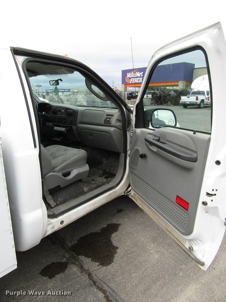 image for item DD3807 2005 Ford F250 Super Duty utility bed pickup truck