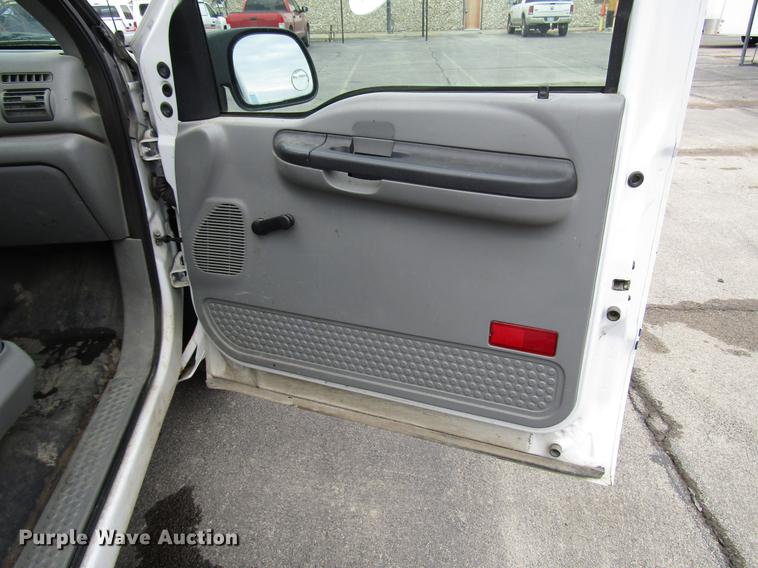 image for item DD3807 2005 Ford F250 Super Duty utility bed pickup truck