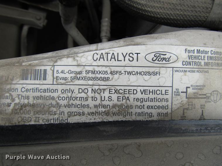 image for item DD3807 2005 Ford F250 Super Duty utility bed pickup truck