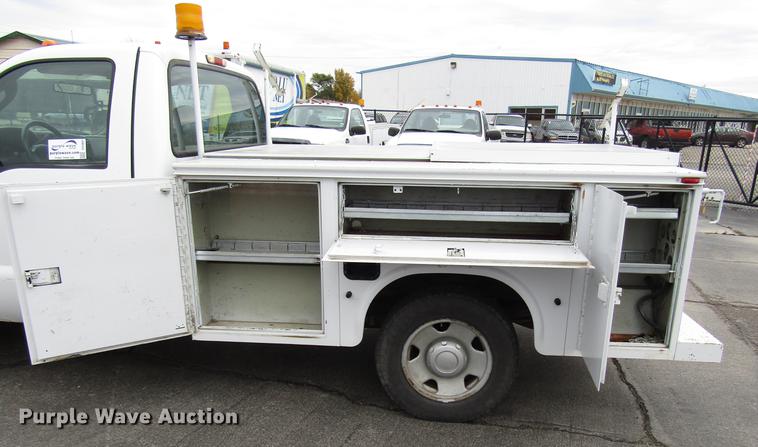 image for item DD3807 2005 Ford F250 Super Duty utility bed pickup truck