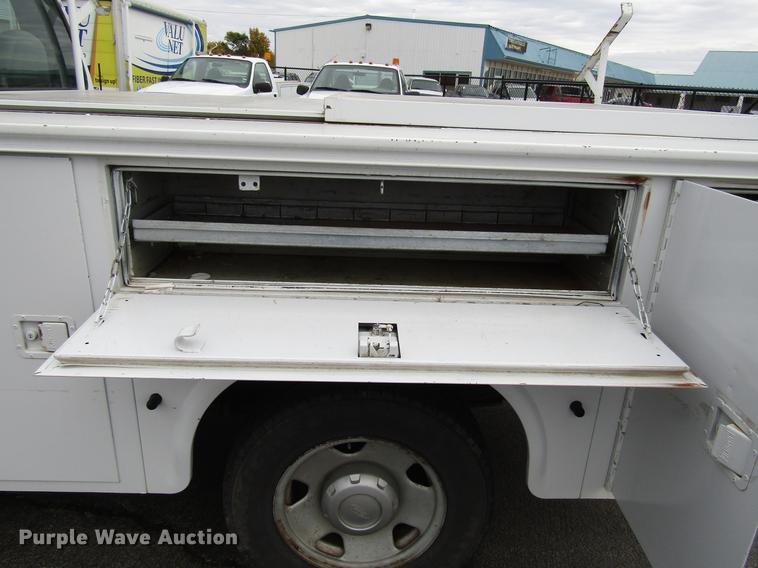 image for item DD3807 2005 Ford F250 Super Duty utility bed pickup truck