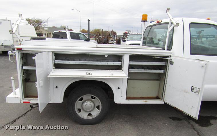 image for item DD3807 2005 Ford F250 Super Duty utility bed pickup truck